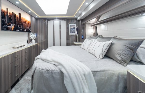 Има и голяма спалня, оборудвана с регулируемо накланящо се легло, огромен телевизор, интелигентни решения за съхранение и луксозна самостоятелна баня. Както и изключителния &bdquo;театрален&ldquo; бутон на Marathon за управление с едно докосване на светлини, щори и AV оборудване. 

Ако не харесвате външния вид на този модел, има още много възможности за избор. Можете дори да поръчате кемпер по поръчка, съобразен изцяло с вас. От външното боядисване до детайлите на шевовете на тъканите. Сам проектирате така, че да отговаря на вашите взискателни стандарти. 